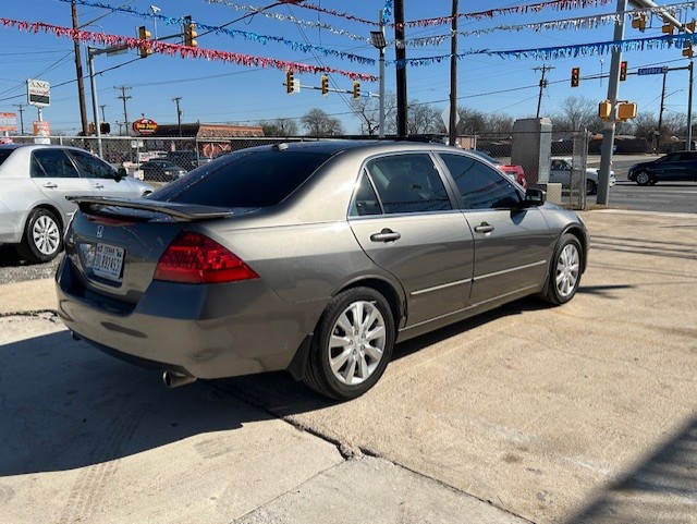 
								2006 Honda Accord full									