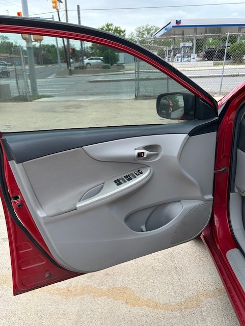 
								2012 Toyota Corolla LE full									