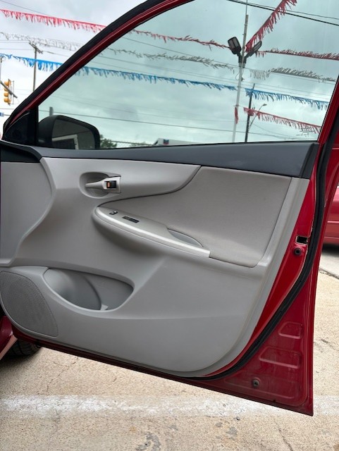 
								2012 Toyota Corolla LE full									